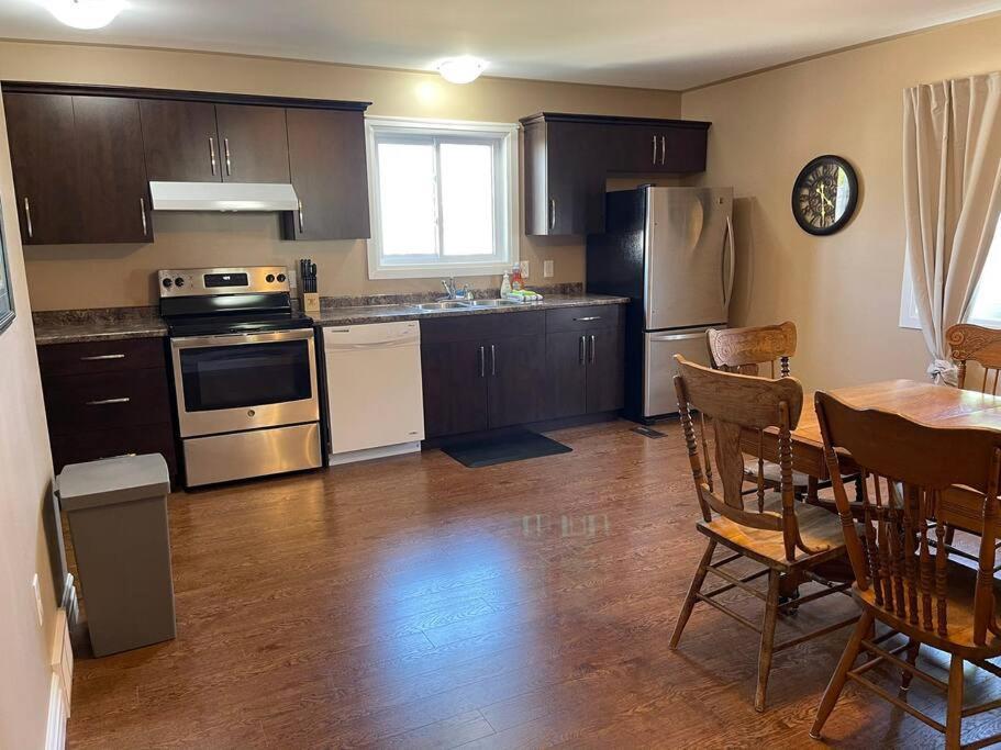 Cozy 2 Bedroom Home In Chatham - Left Side Extérieur photo
