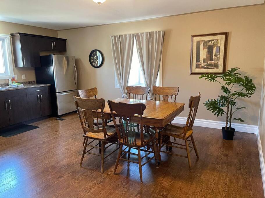 Cozy 2 Bedroom Home In Chatham - Left Side Extérieur photo